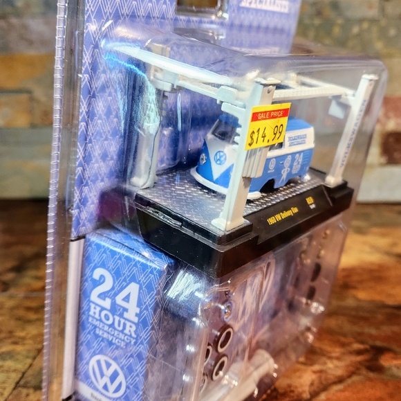 M2 Machines 1960 - V.W. - Delivery Van •  • 8- Yrs. - Up • 8,000 Pcs. WorldWide - Picture 4 of 5